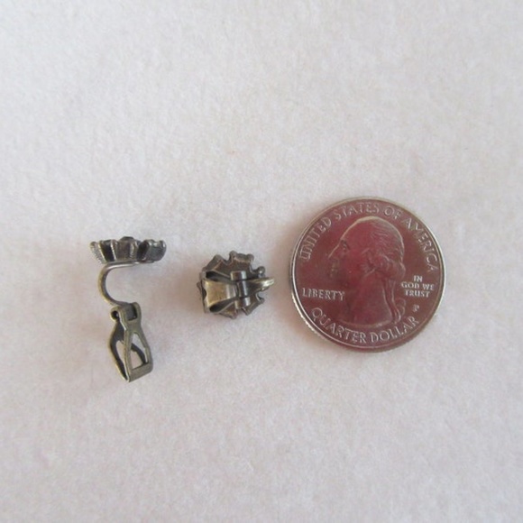 Black rhinestone flower clip-on stud earrings - Picture 4 of 4